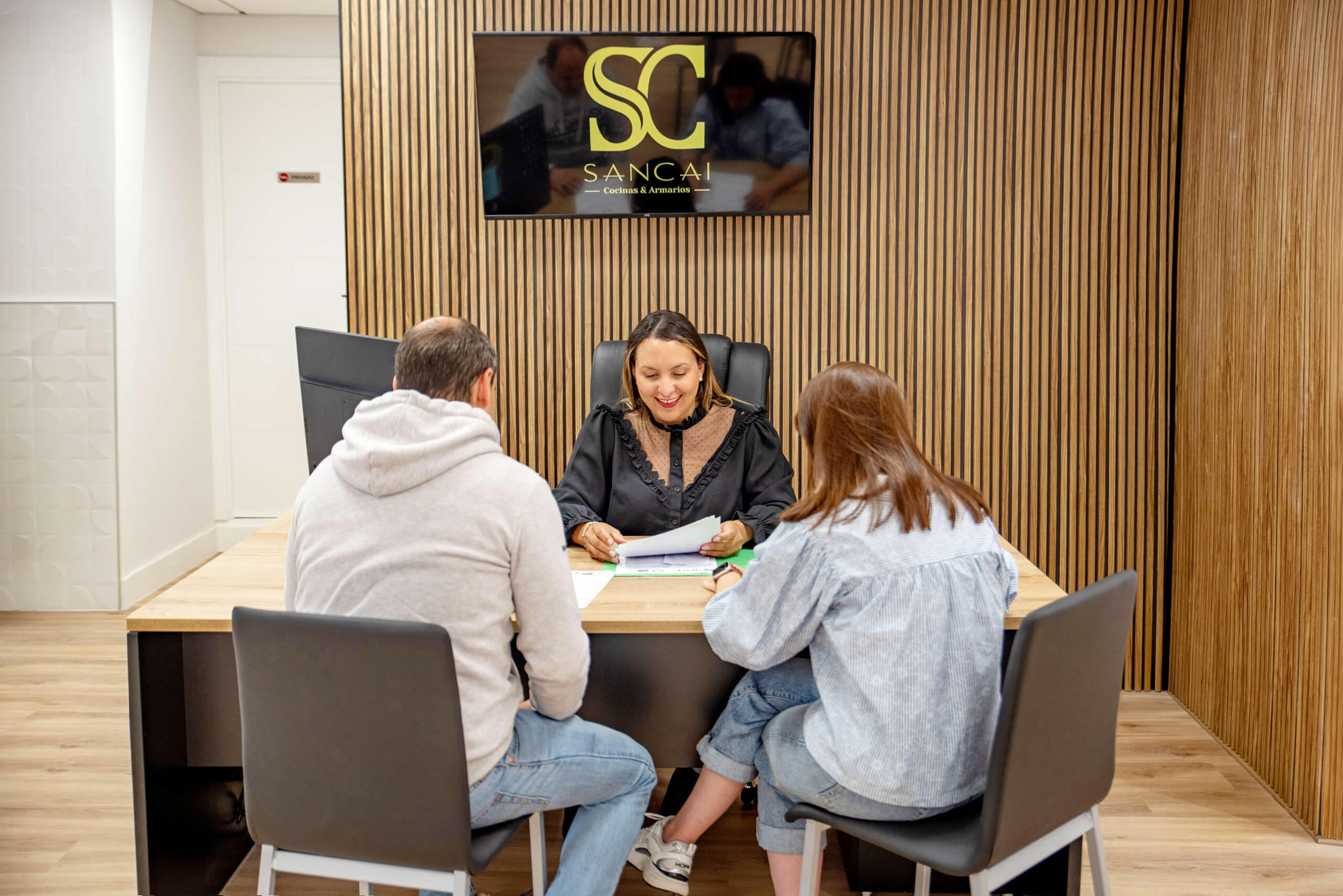 El equipo de Sancai asesorando a unos clientes en el showroom de Santander